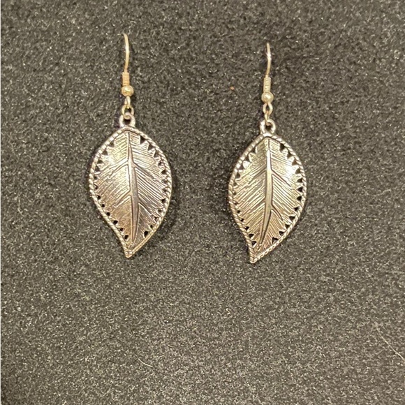 Leaf earring in a light weight medal - Picture 2 of 2